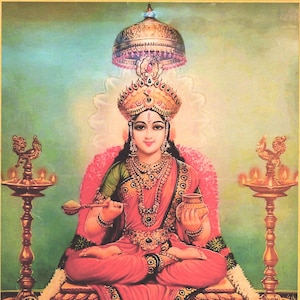 Puede incluir: Una vibrante obra de arte enmarcada representa una figura sentada adornada con ropas rojas y doradas, que lleva una corona enjoyada y sostiene una cuchara y una olla. El fondo es verde suave, con lámparas decorativas y ofrendas. El tema general es religioso.