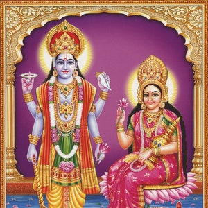 Peut inclure: Une illustration color&eacute;e d'une divinit&eacute; hindoue, Vishnu, debout sur une fleur de lotus rose avec sa consort, Lakshmi, assise sur une fleur de lotus similaire. Vishnu est repr&eacute;sent&eacute; avec une peau bleue, une couronne et quatre bras, tenant une conque, un disque, une fleur de lotus et une massue. Lakshmi est repr&eacute;sent&eacute;e avec une couronne dor&eacute;e et un sari rose, tenant une fleur de lotus. L'arri&egrave;re-plan est une arche violette avec des garnitures dor&eacute;es.