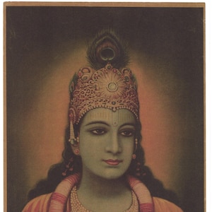 Könnte beinhalten: Vintage religiöser Druck mit einer ruhigen Figur mit grüner Haut, geschmückt mit einer juwelenbesetzten Krone und mehrschichtigen Perlenketten. Die Figur trägt ein rotes Gewand und hat eine Pfauenfeder in der Krone. Das Bild hat Text in einer Fremdsprache.