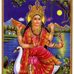 Puede incluir: Ilustración vibrante de una deidad sentada sobre un cisne, adornada con ropas rojas y doradas, con múltiples brazos. El fondo presenta un lago sereno, montañas y una luna llena, con serpientes y flores de loto.