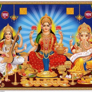 Könnte beinhalten: Ein lebendiger religiöser Druck mit drei Gottheiten: Lakshmi, Saraswati und Ganesha. Lakshmi, in einem roten Sari, hält Lotusblumen und einen Topf. Saraswati spielt ein Saiteninstrument, und Ganesha hält ein Buch. Der Hintergrund ist blau mit goldenen Akzenten.
