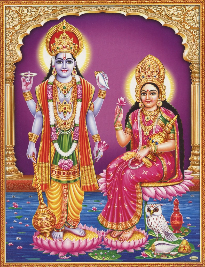 Peut inclure: Une illustration color&eacute;e d'une divinit&eacute; hindoue, Vishnu, debout sur une fleur de lotus rose avec sa consort, Lakshmi, assise sur une fleur de lotus similaire. Vishnu est repr&eacute;sent&eacute; avec une peau bleue, une couronne et quatre bras, tenant une conque, un disque, une fleur de lotus et une massue. Lakshmi est repr&eacute;sent&eacute;e avec une couronne dor&eacute;e et un sari rose, tenant une fleur de lotus. L'arri&egrave;re-plan est une arche violette avec des garnitures dor&eacute;es.