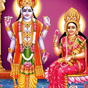 Peut inclure: Une illustration color&eacute;e d'une divinit&eacute; hindoue, Vishnu, avec quatre bras, tenant une conque, une fleur de lotus, une massue et un disque. Il est debout sur une fleur de lotus et porte un dhoti jaune, une ceinture verte et une couronne rouge et or. Il est accompagn&eacute; de sa consort, Lakshmi, qui est assise sur une fleur de lotus et tient une fleur de lotus dans sa main. Elle porte un sari rose et une couronne dor&eacute;e.