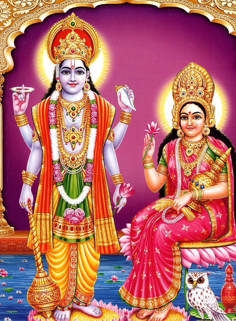 Peut inclure: Une illustration color&eacute;e d'une divinit&eacute; hindoue, Vishnu, avec quatre bras, tenant une conque, une fleur de lotus, une massue et un disque. Il est debout sur une fleur de lotus et porte un dhoti jaune, une ceinture verte et une couronne rouge et or. Il est accompagn&eacute; de sa consort, Lakshmi, qui est assise sur une fleur de lotus et tient une fleur de lotus dans sa main. Elle porte un sari rose et une couronne dor&eacute;e.