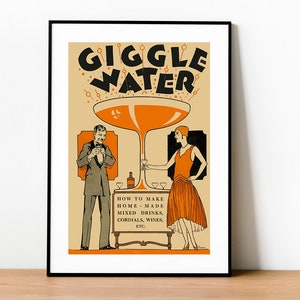 Puede incluir: Un cartel vintage que anuncia "Giggle Water" con una ilustración de dibujos animados de un hombre y una mujer con atuendos de la década de 1920. El cartel presenta un gran vaso de líquido naranja y el texto "Cómo hacer bebidas mixtas caseras, cordiales, vinos, etc."