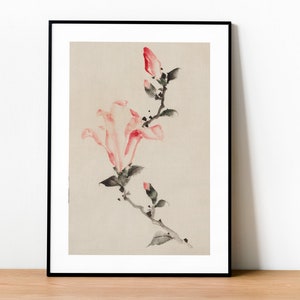 Puede incluir: Una pintura al agua enmarcada de una flor rosa con algunos capullos en una rama. La pintura está hecha en un estilo japonés tradicional.