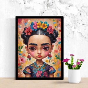 Puede incluir: Una pintura colorida de una niña joven con cabello oscuro y una corona de flores. Lleva un vestido colorido con patrones florales. El fondo es de color amarillo y naranja con flores.