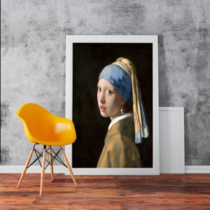 Puede incluir: Una pintura enmarcada de una joven con un pañuelo azul y amarillo y un pendiente de perla. La mujer mira hacia la izquierda del marco y tiene una expresión suave en su rostro. El fondo es oscuro.