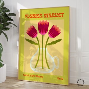 Puede incluir: Un póster de estilo retro con el texto "FLOWER MARKET" en una fuente naranja en negrita. El póster presenta un ramo de tres tulipanes rosas en un jarrón de vidrio transparente sobre un fondo amarillo. El texto "Galerie d'Art Moderne" y "No.18" están en la parte inferior del póster.