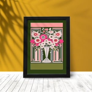 Puede incluir: Una impresión enmarcada de un arreglo floral estilizado en un jarrón. Las flores son rosas y blancas con hojas verdes. El fondo es de color verde oscuro con un patrón geométrico rosa y blanco.