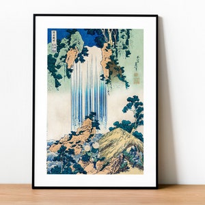 Puede incluir: Una impresión japonesa vintage en madera que representa una cascada que cae por la ladera de una montaña. La impresión presenta una combinación de colores azul y verde con acentos blancos. El texto de la imagen dice "Kannon-ji Temple".
