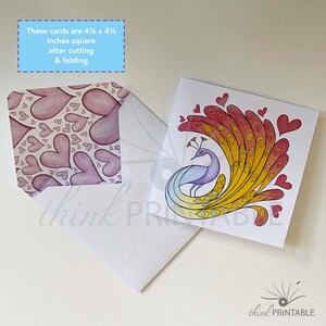 Print-at-Home - Birthday Card & Envelope - RAINBOW PEACOCK and HEARTS, carte imprimable carrée de 4,5 | Modèle d’enveloppe de 4,7 »