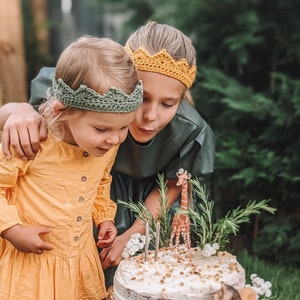 Eco Kids | One Size handgemachte Krone | Gehäkelte Geburtstagskrone | Anzieh & Rollenspiel | Weihnachtskrone | Fotorequisite