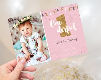 Può includere: Invito di compleanno rosa e oro con una foto di una bambina che indossa una corona di fiori. L'invito dice "One derful" e include i dettagli per il primo compleanno di Emily.