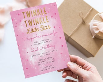 Puede incluir: Invitación de cumpleaños rosa y dorada con un diseño de cielo estrellado. La invitación dice "Twinkle Twinkle Little Star Harper has come so far. Please join us as we celebrate her 2nd Birthday. Saturday 7th September 2PM - 4PM Temple Room 24 Baker Street. Sheffield. S6 4DJ. Please RSVP XXXXX XXXXXX"