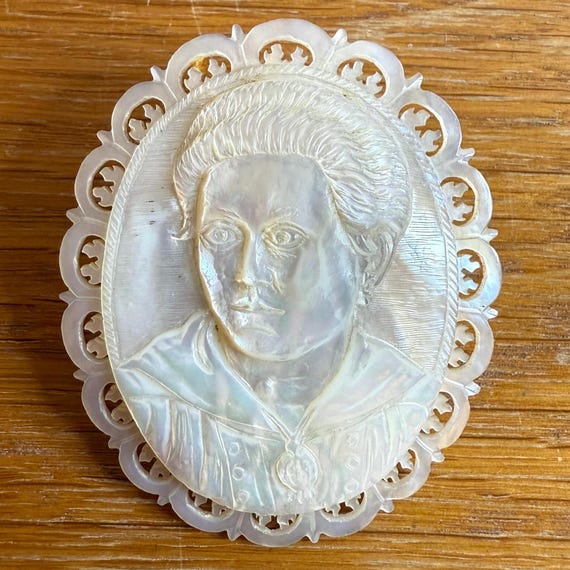 Broche Vintage En Nacre Sculptée Fruits - Ancienne - Parfait état (aiguille à Nettoyer)