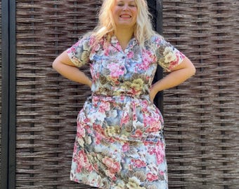 Vestido floral vintage: Talla grande 48, abotonado con cinturón.