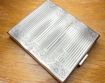 Etui na papierosy Vintage Alpacca Silver – z ornamentem i monogramem