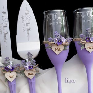 Lavender Wedding Toasting Flutes: Personalized Champagne Glasses 画像 2