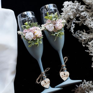Personalized Wedding Champagne Flutes Set: Bride and Groom Toasting Glasses