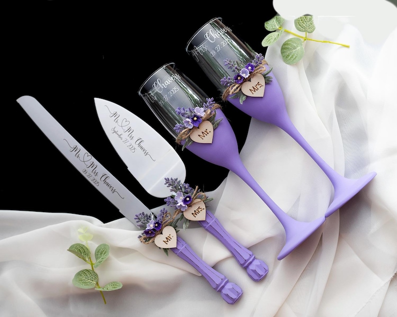 Lavender Wedding Toasting Flutes: Personalized Champagne Glasses 画像 1