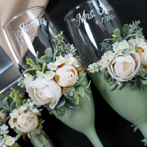 Personalized Wedding Champagne Flutes: Floral Bride and Groom Toasting Glasses (Set of 2)