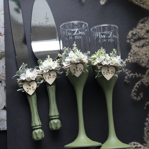 Wedding Glasses with Cake Cutting Set Personalized Toasting Flutes Cake Server set Bride and Groom Wedding Gift Set of 4