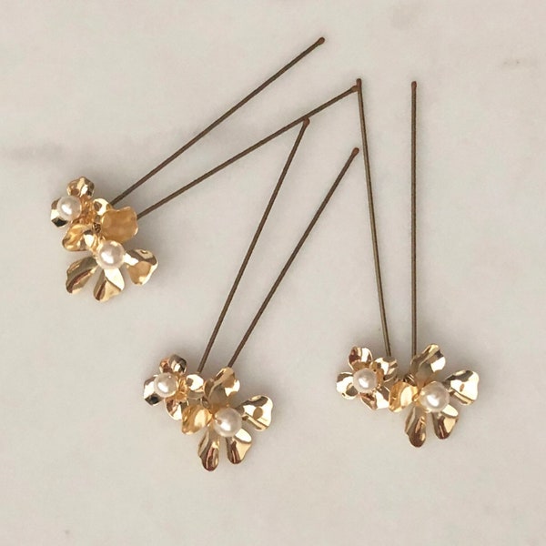 Gold flower hair pins, wedding hair accessory, bridal hair pins , metal flower, Swarovski Pearl, bridesmaids hair accessories, bride gift