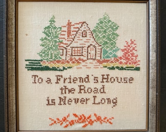 Muestra de punto de cruz enmarcada vintage – Cita sobre el hogar y la amistad de mediados de siglo