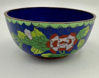 Cuenco cloisonné chino antiguo – Azul cobalto con ondas verde claro – Incrustaciones de remolinos de nubes – China