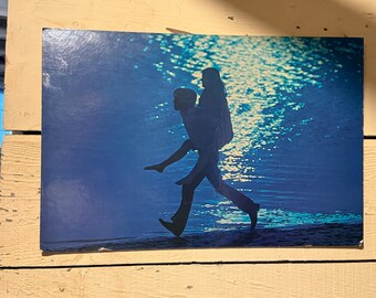 Retro Beach Couple Silhouette Print – 1972 Romantic Seascape Wall Art
