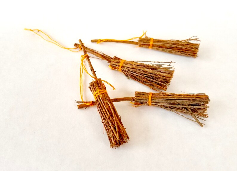 Dollhouse Miniature Corn Husk Broom by All Through The House