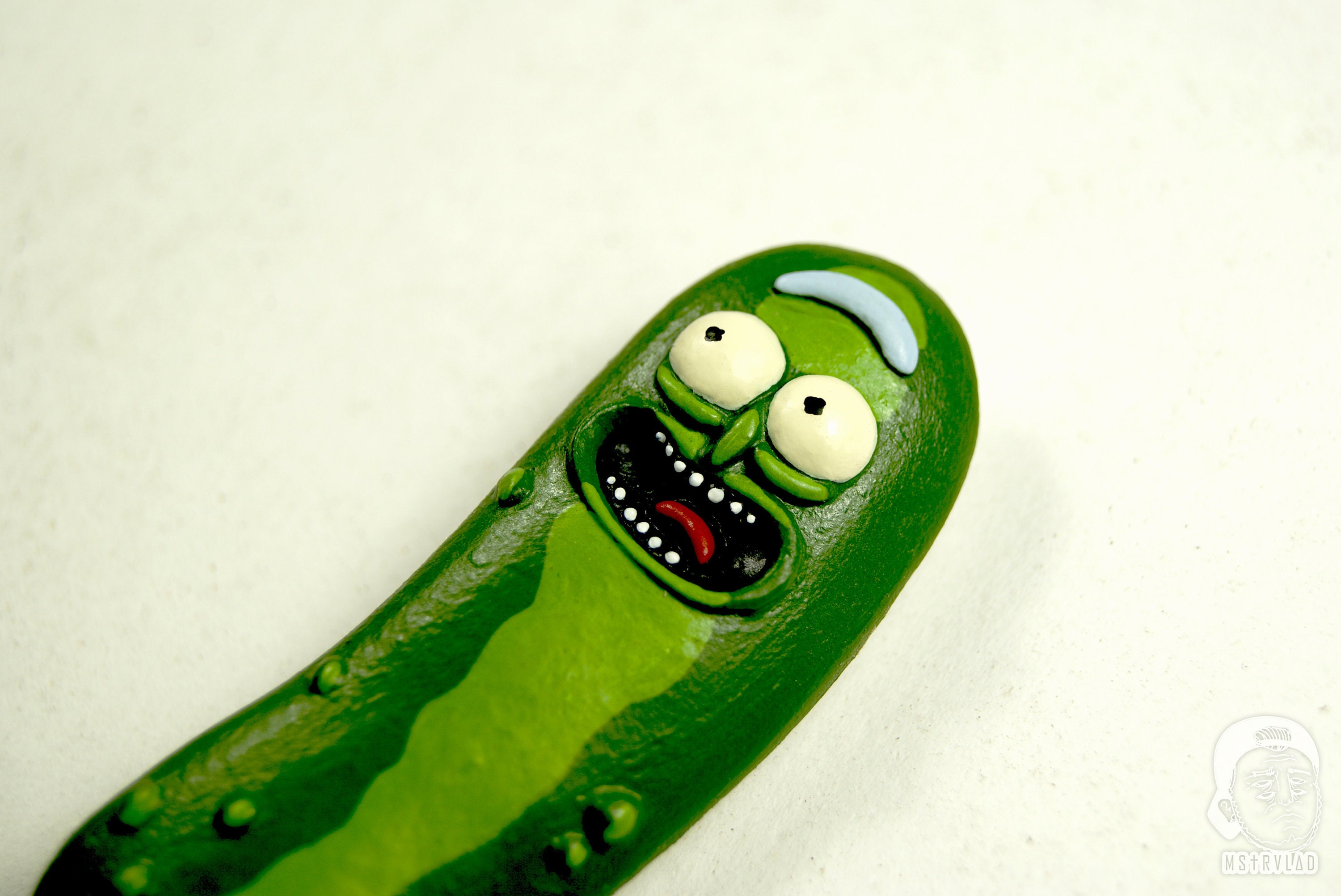 Малосольные огурцы в банке. Огурчик из полимерной глины. Огурчик 8. Огурчик 8. Малосольные огурчики в рассоле.