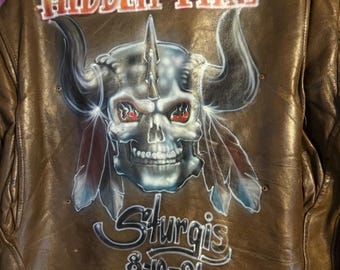 Chaqueta de motociclista vintage de cuero marrón con calavera aerografiada