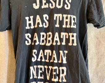 Camiseta vintage UNIF con estampado desgastado "Jesús tiene el sábado, Satanás nunca descansa"
