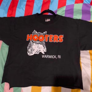 Vintage Hooters Tee Crop Top Y2K Shirt Delightfully Tacky Yet Unrefined Women&#39;s XL