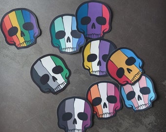 Puede incluir: Un conjunto de diez pegatinas de calavera coloridas con rayas arcoíris. Las pegatinas son perfectas para agregar un toque de personalidad a las computadoras portátiles, las botellas de agua o los diarios.