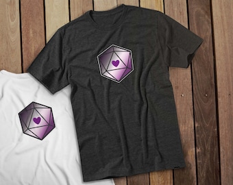 Puede incluir: Dos camisetas con un dado morado y blanco con un corazón en el centro. El dado es un símbolo de la bandera del orgullo asexual.