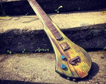 Dulcimer elettrico personalizzato con pickup magnetico.