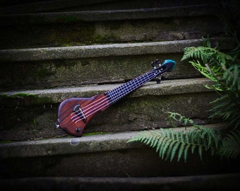 Konzert ukulele. Massiver Körper elektrisch uke.