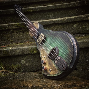 Left-handed bass guitar/ Lefty bass/ 3-string bass/ DaShtick bass