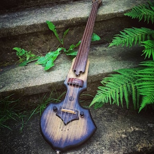 Electric cello with a magnetic pickup