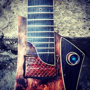Electric guitalele &quot;SHORTY&quot;. Short-scale electric guitar.
