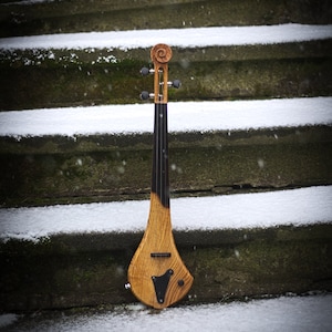 Solid body electric Viola by DaShtick guitars.