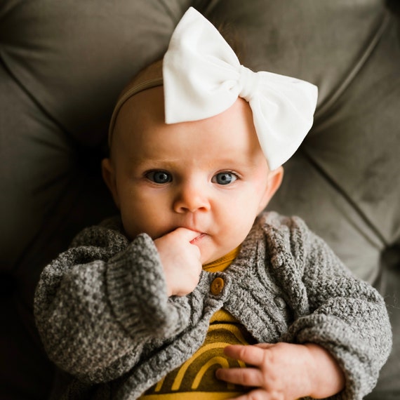 white bow baby