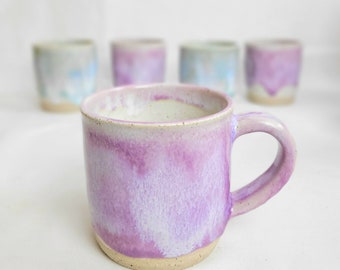 Taza de café de gres hecha a mano en esmaltes moteados de avena y rosa lila con goteos, taza de café de 12 oz o 350 ml