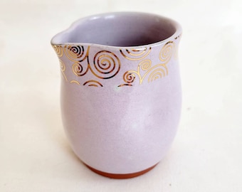 Jarra de crema hecha a mano con detalle dorado, jarra pequeña lila