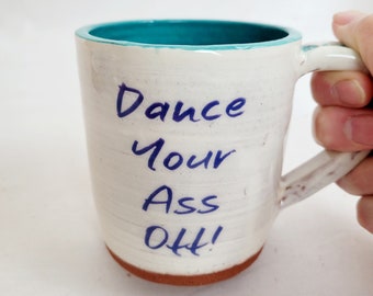 Taza hecha a mano 'Dance Your Ass Off!', taza de terracota, regalo para amantes de zumba, regalo de orgullo, taza de arco iris