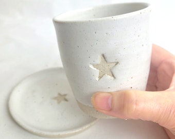 Vaso hecho a mano de 9 oz - 250 ml y mini plato con estrellas, regalo del día de la madre, arcilla moteada, glaseado de crema