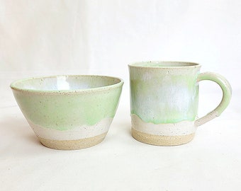 Taza y cuenco hechos a mano en avena y esmaltes moteados de color verde pálido, juego de desayuno, taza de gres y cuenco de cereales